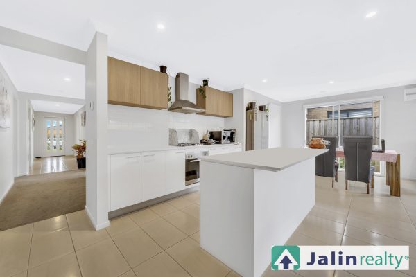 13 Buckland Circuit,  Werribee,  VIC 3030 AUS