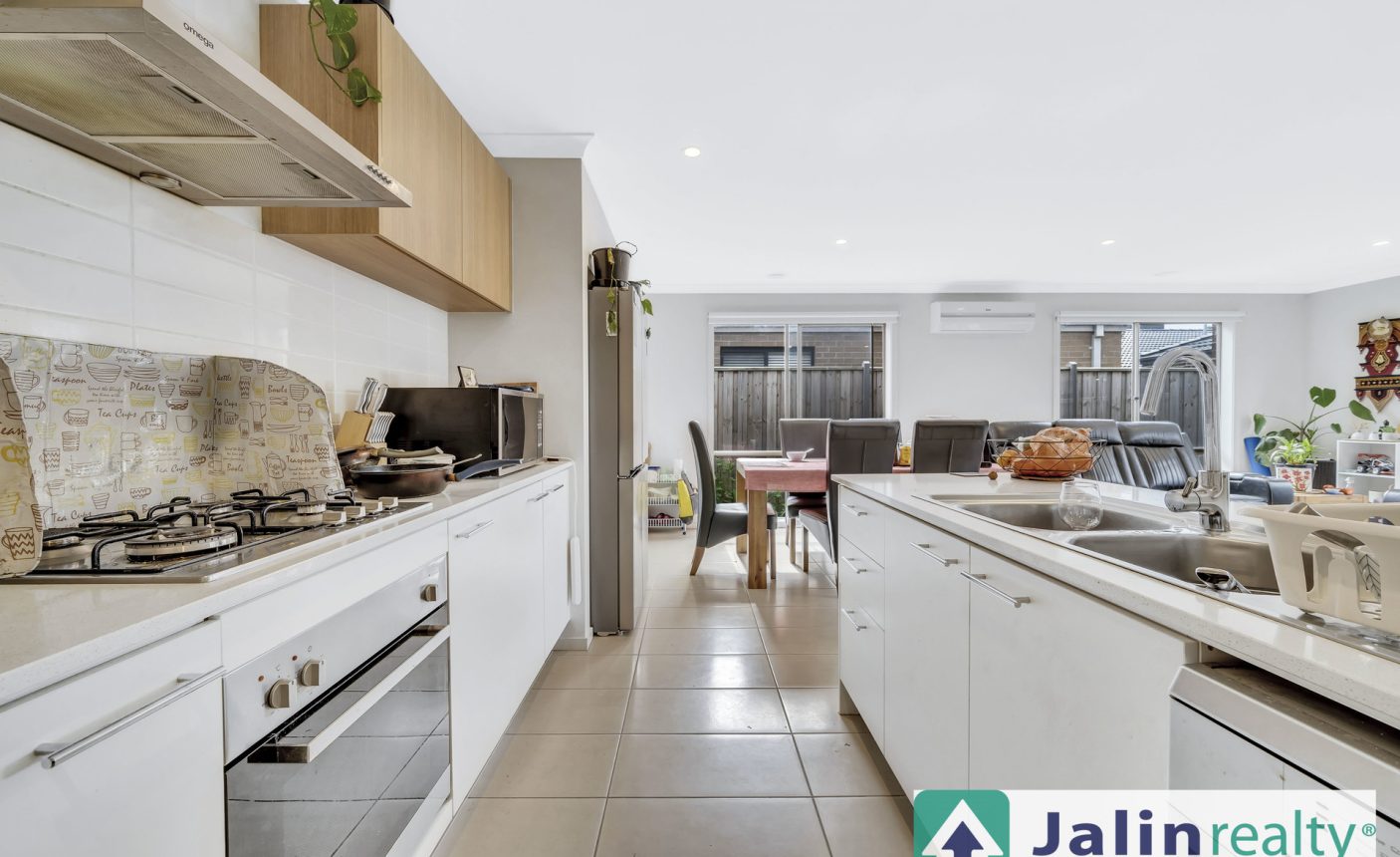 13 Buckland Circuit,  Werribee,  VIC 3030 AUS