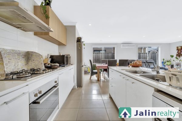 13 Buckland Circuit,  Werribee,  VIC 3030 AUS