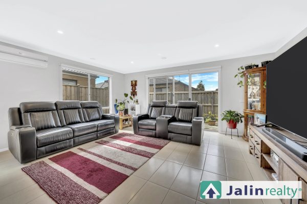 13 Buckland Circuit,  Werribee,  VIC 3030 AUS