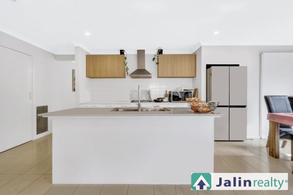 13 Buckland Circuit,  Werribee,  VIC 3030 AUS