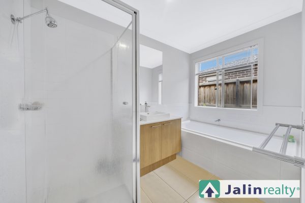 13 Buckland Circuit,  Werribee,  VIC 3030 AUS
